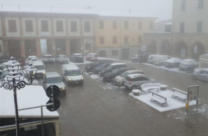 Piazza Garibaldi ad Arcevia: poca la neve caduta