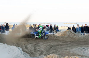 Moto da cross sulla spiaggia di velluto