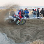 Moto da cross sulla spiaggia di velluto