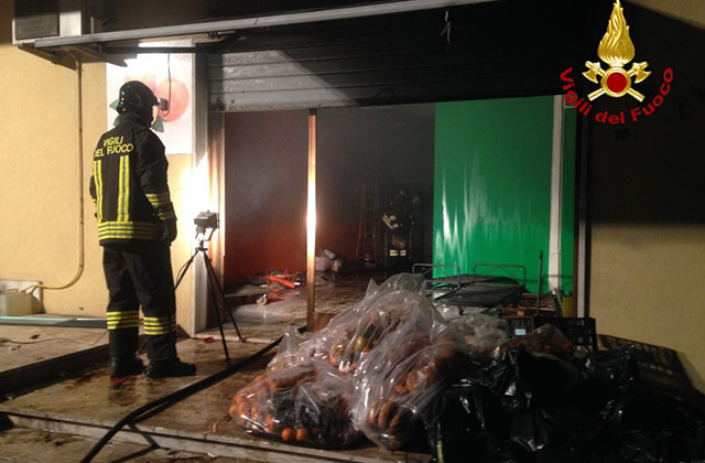 Un incendio è scoppiato in un negozio a Marzocca di Senigallia: vigili del fuoco al lavoro
