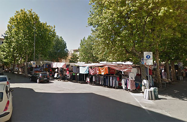 Il mercato in piazza Simoncelli a Senigallia