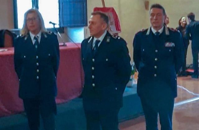 Da sinistra Alessandra Mariani, Marco Renzi e il comandante Roberto Benigni