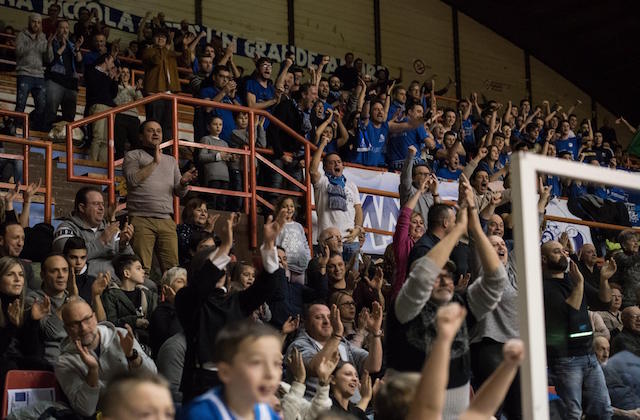 Il pubblico fabrianese entusiasta per la Ristopro seconda in classifica (foto di Marco Teatini)