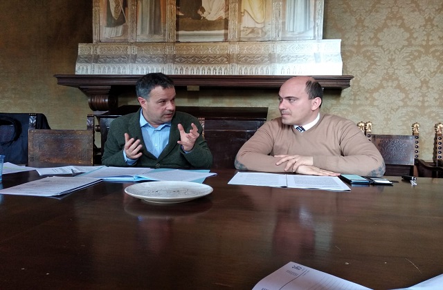 Il vicesindaco Mauro Pellegrini accanto al sindaco Simone Pugnaloni oggi in conferenza stampa