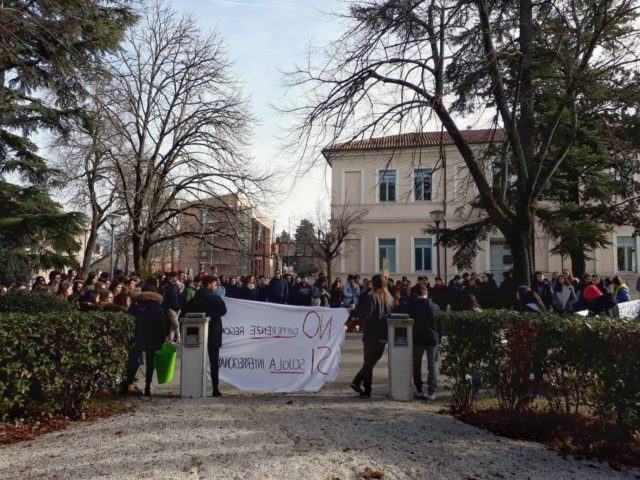 Gli studenti di Fabriano in assemblea ai giardini pubblici