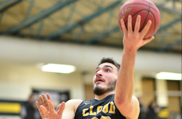 Edoardo Del Cadia vola a canestro con la maglia del T-Birds di Cloud County (Kansas)