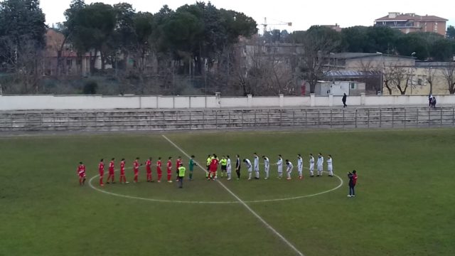 Le formazioni schierate a centro campo