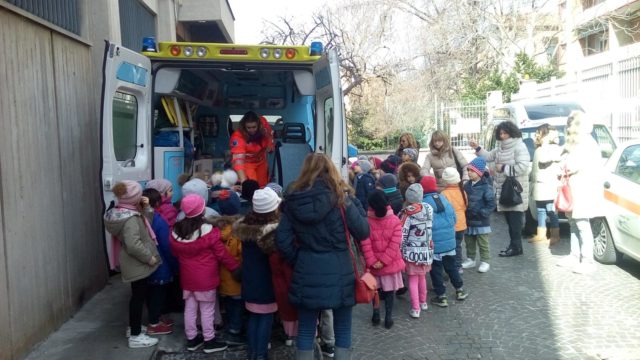 I bambini in visita alla Croce Gialla per la consegna del nuovo defibrillatore