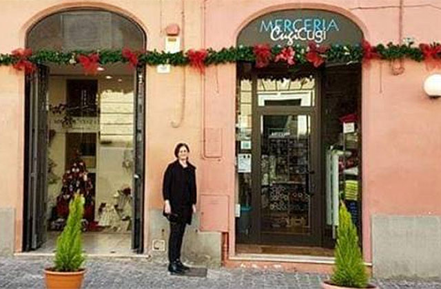 Carla Zingaretti davanti al suo negozio di mercerie Cugi Cugi a Senigallia