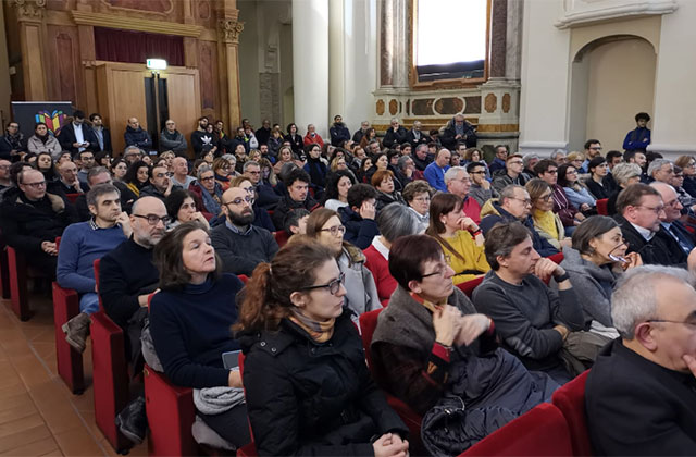 Il pubblico dell'incontro al San Rocco di Senigallia su migranti, decreto sicurezza e fake news
