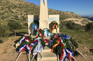 Le corone al monumento ai caduti del piroscafo Oria, del febbraio 1944