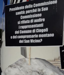 Uno dei cartelli piazzati sulla neve