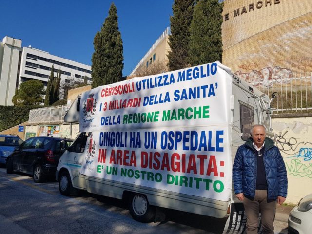 Il sindaco Filippo Saltamartini e il camper in segno di protesta davanti alla Regione