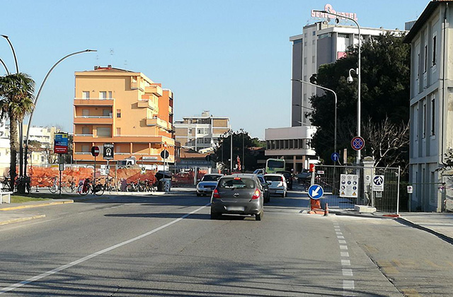 Il cantiere in viale Bonopera: i lavori causano lunghe code in un punto molto trafficato di Senigallia