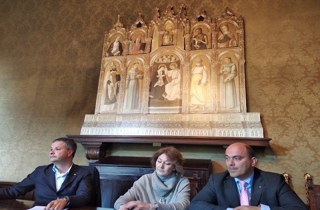 Da sinistra il vicesindaco Mauro Pellegrini, la restauratrice Maria Laura Passarini e il sindaco Simone Pugnaloni