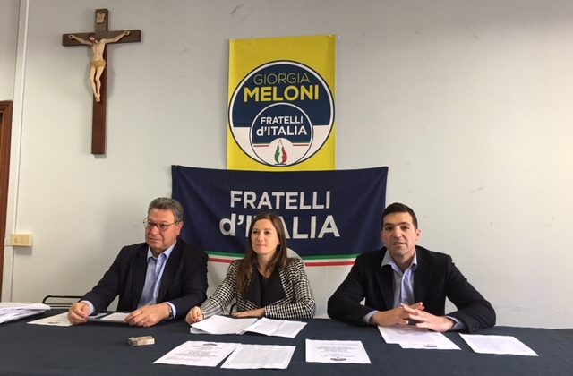 Nella foto da sin.: Carlo Ciccioli, Elana Leonardi e l’On. Francesco Acquaroli