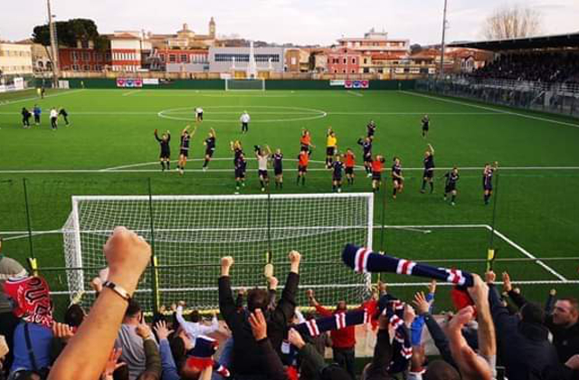 La curva nord della Vigor Senigallia esulta a fine gara