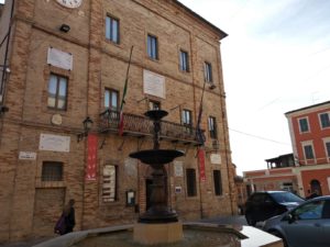 Bandiere a lutto nel municipio di Castelfidard