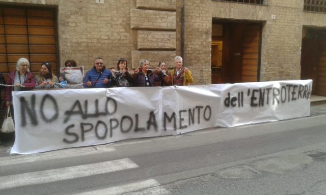 Manifestazione davanti alla sede del Tar Marche