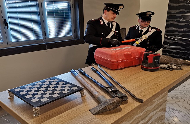 I carabinieri con la refurtiva