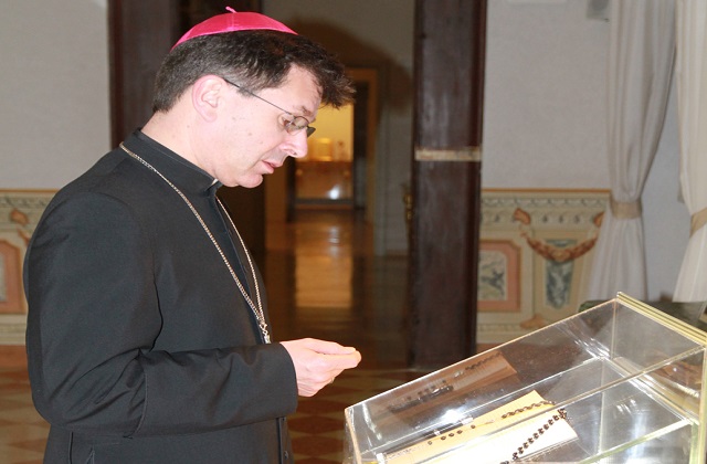L'arcivescovo Fabio Dal Cin di fronte alla lettera post sinodale firmata da papa Francesco