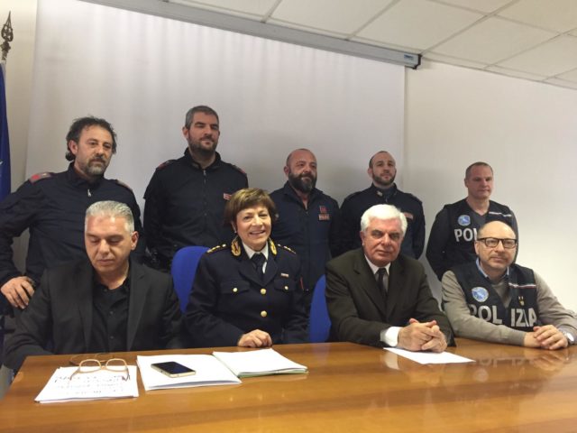 Il questore con i dirigenti Cinzia Nicolini, Carlo Pinto e Massimiliano Olivieri e i poliziotti che hanno concluso gli arresti