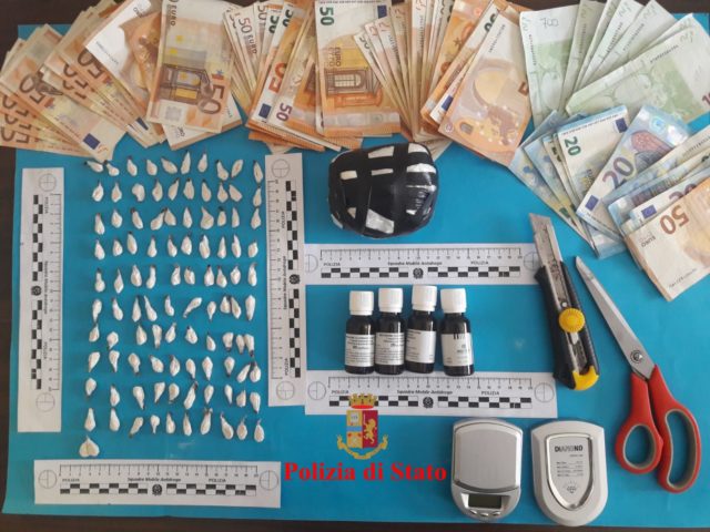 La droga e i soldi seuquestrati alla coppia di spacciatori residenti ad Ancona
