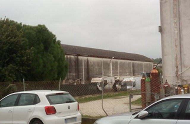 Il capannone a Senigallia con un vecchio tetto in amianto
