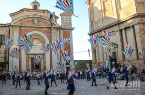 L'esibizione del gruppo storico Combusta Revixi alla festa dei folli a Corinaldo