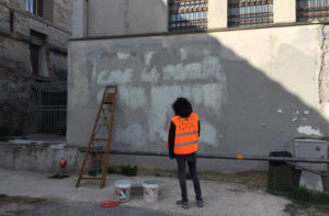 Volontari in azione a Senigallia per cancellare scritte e segni con l'iniziativa #muripuliti