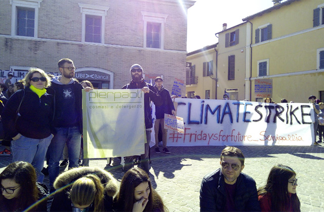 Rappresentanti dell'azienda Pierpaoli di Senigallia allo sciopero del clima del 15 marzo