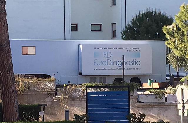 La nuova tac, mobile, all'esterno dell'ospedale di Senigallia