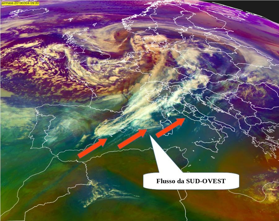 Immagine satellite delle 10:30 ora locale di oggi dove si vede il flusso sud-occidentale che sta interessando la nostra regione ed intensificherà nel pomeriggio, quando arriverà la struttura nuvolosa
