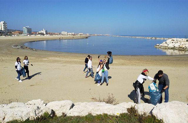 Volontari in azione per pulire la spiaggia di Senigallia