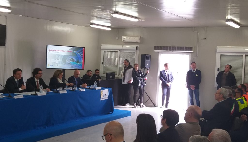 Il Premier Conte e il Ministro Toninelli in conferenza stampa dopo il sopralluogo dei cantieri Astaldi