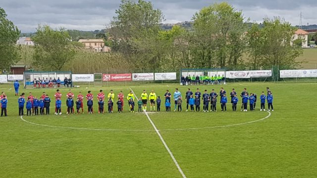 Le squadre a centrocampo prima del calcio d'inizio