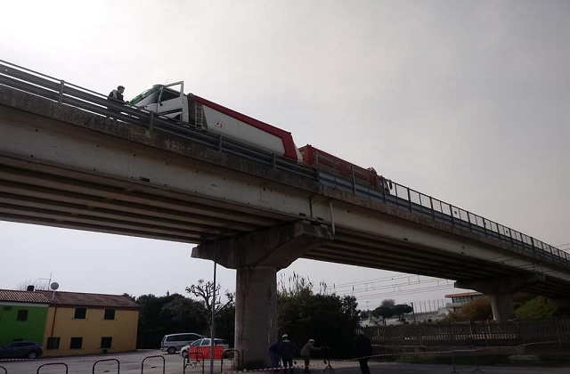 La prova di carico del ponte