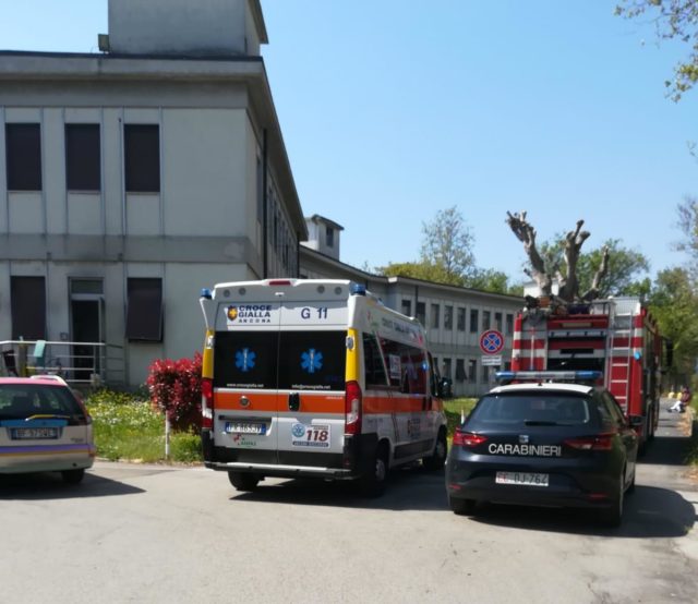 Carabinieri e soccorsi sul posto