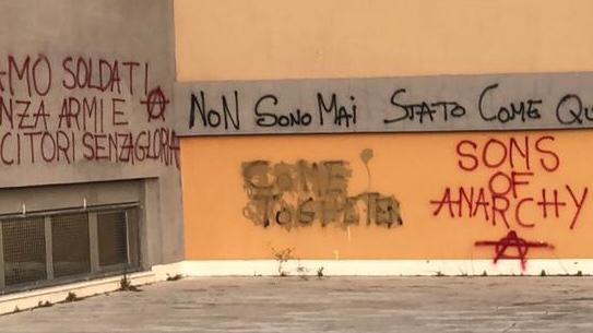 Le scritte con il simbolo degli anarchici sui muri del Savoia-Benincasa