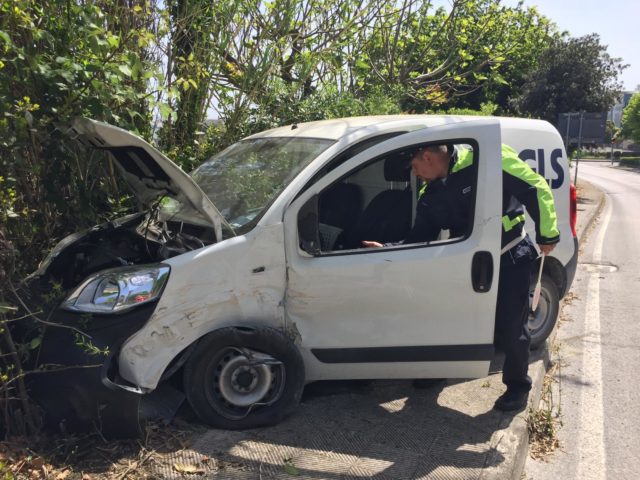 Il furgoncino finito fuori strada