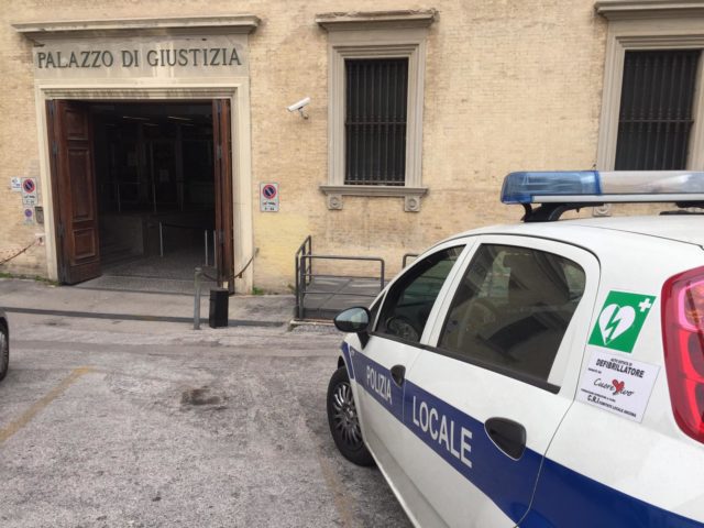 Tribumale Ancona L’arrivo della polizia locale per la convalida dell’arresto in tribunale