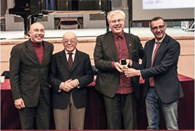 Valerio e Claudio Veneri ritirano il Premio per Accademia dei Musici dal sindaco di Pesaro Matteo Ricci e dal presidente onorario R.O.F. Gianfranco Mariotti