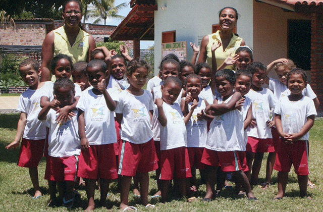 I bambini della scuola materna di Canavieiras, in Brasile, dove opera la onlus di Senigallia "Il giardino degli angeli"