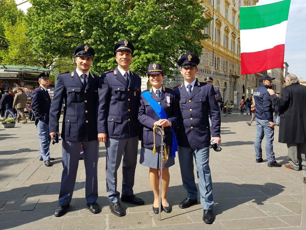 Il vice questore aggiunto Cinzia Niciolini insieme agli agenti premiati per il salvataggio delle donne intrappolate nel sottopasso allagato