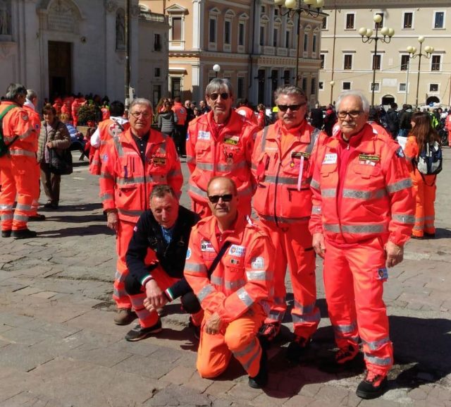 I volontari della Croce Gialla I volontari della Croce Gialla a L'Aquila
