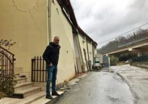Francesco Riti davanti alla sua azienda colpita dal sisma, prima della messa in sicurezza