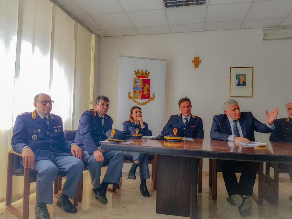 Da sinistra Massimiliano Olivieri, dirigente della Polizia Scientifica, Fabio Santone, dirigente della Polizia Stradale, Cinzia Grucci, dirigente della Polizia Postale, Giuseppe Tranzillo, dirigente del Polo Logistico Nazionale e Claudio Cracovia, questore di Ancona