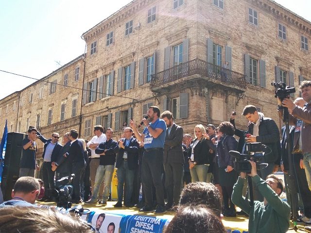 Matteo Salvini durante il comizio elettorale: accanto a lui il candidato a sindaco di Osimo Alberto Maria Alessandrini e la sua squadra Matteo Salvini durante il comizio elettorale: accanto a lui il candidato a sindaco di Osimo Alberto Maria Alessandrini e la sua squadra