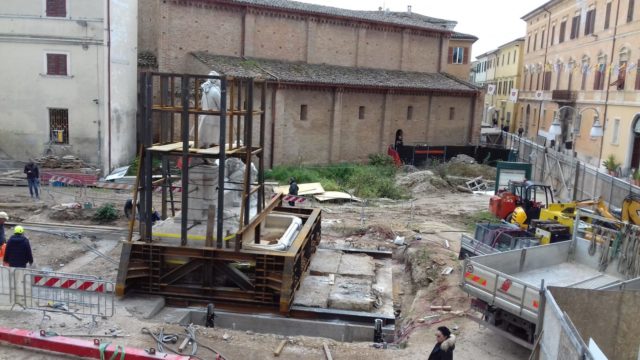 Lavori in corso per lo spostamento della statua dedicata a Pergolesi nell'omonima piazza jesina
