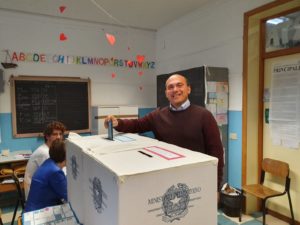 Il sindaco uscente Simone Pugnaloni al voto